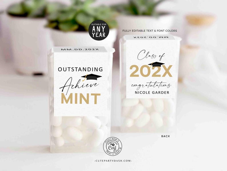 以下が含まれることがあります： 白いミントが入った2つの透明なプラスチック容器。ラベルには「Outstanding Achieve MINT」と「Class of 202X congratulations」と書かれています。デザインには卒業キャップが含まれており、どの年にも適しています。