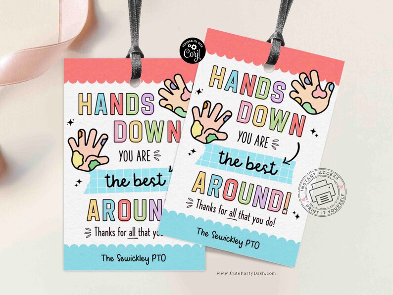 K&ouml;nnte beinhalten: Zwei druckbare Geschenkanh&auml;nger mit einem farbenfrohen Design. Die Anh&auml;nger sagen "Hands Down You Are The Best Around!" und zeigen einen Handabdruck mit Farbe darauf. Die Anh&auml;nger sind perfekt f&uuml;r Lehrer, Freiwillige oder jeden, dem Sie danken m&ouml;chten.