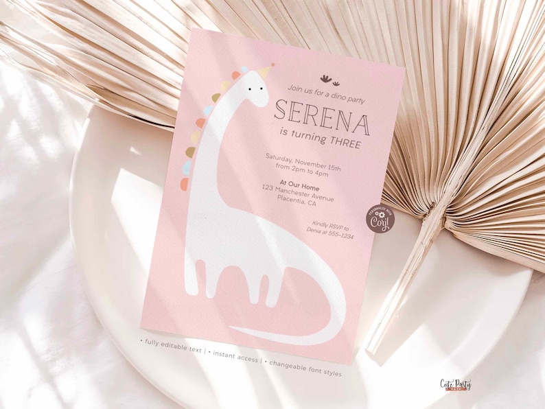 K&ouml;nnte beinhalten: Rosafarbene Dinosaurier-Geburtstagseinladung mit einer wei&szlig;en Dinosaurier-Illustration und dem Text "Join us for a dino party Serena is turning THREE Saturday, November 15th from 2pm to 4pm At Our Home 123 Manchester Avenue Placentia, CA Kindly RSVP to Denia at 586-1234 fully editable text instant access changeable font styles"