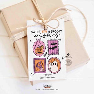 Może przedstawiać: Pudełko prezentowe owinięte w brązowy papier z ozdobną etykietą. Etykieta zawiera ilustracje o tematyce Halloween i tekst "Sweet and Spooky Wishes". Etykieta zawiera dynię, nietoperze, nogi czarownicy i ducha.