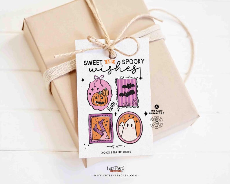 Może przedstawiać: Pudełko prezentowe owinięte w brązowy papier z ozdobną etykietą. Etykieta zawiera ilustracje o tematyce Halloween i tekst "Sweet and Spooky Wishes". Etykieta zawiera dynię, nietoperze, nogi czarownicy i ducha.