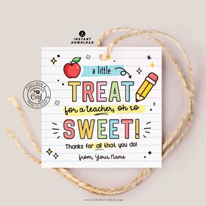 K&ouml;nnte beinhalten: Ein druckbarer Geschenkanh&auml;nger f&uuml;r Lehrer mit einem roten Apfel, einem Bleistift und dem Text "a little TREAT for a teacher, oh so SWEET! Thanks for all that you do! from, Your Name"