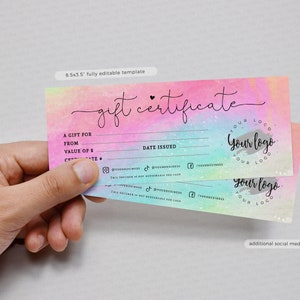Op de afbeelding: Een aanpasbare cadeaubon-sjabloon met een aquarel achtergrond in tinten roze, blauw en groen. De sjabloon bevat ruimte voor de naam van de ontvanger, de waarde van het cadeau en de uitgiftedatum. De sjabloon bevat ook een logo-plaatsaanduiding en sociale media-pictogrammen.