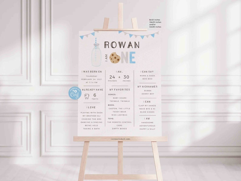 K&ouml;nnte beinhalten: Ein bedruckbarer Meilenstein-Poster zum ersten Geburtstag in Hellblau und Grau mit dem Namen Rowan und der Zahl eins. Das Poster zeigt eine Milchflasche, einen Keks und einen Zahn. Das Poster listet das Geburtsdatum des Kindes, sein Gewicht, seine Gr&ouml;&szlig;e, seine Lieblingslieder, B&uuml;cher und Spielzeuge sowie das, was das Kind sagen und tun kann, auf.