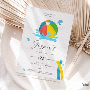 Puede incluir: Una invitaci&oacute;n imprimible para una fiesta de cumplea&ntilde;os de quinto a&ntilde;o con tem&aacute;tica de playa. La invitaci&oacute;n presenta una pelota de playa colorida con agua salpicando a su alrededor. El texto de la invitaci&oacute;n dice "Jasper's Fifth Birthday Bash" e incluye la fecha, la hora y la ubicaci&oacute;n de la fiesta. Tambi&eacute;n se incluye informaci&oacute;n de RSVP.