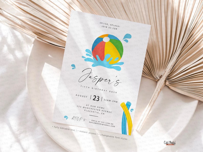 Puede incluir: Una invitaci&oacute;n imprimible para una fiesta de cumplea&ntilde;os de quinto a&ntilde;o con tem&aacute;tica de playa. La invitaci&oacute;n presenta una pelota de playa colorida con agua salpicando a su alrededor. El texto de la invitaci&oacute;n dice "Jasper's Fifth Birthday Bash" e incluye la fecha, la hora y la ubicaci&oacute;n de la fiesta. Tambi&eacute;n se incluye informaci&oacute;n de RSVP.