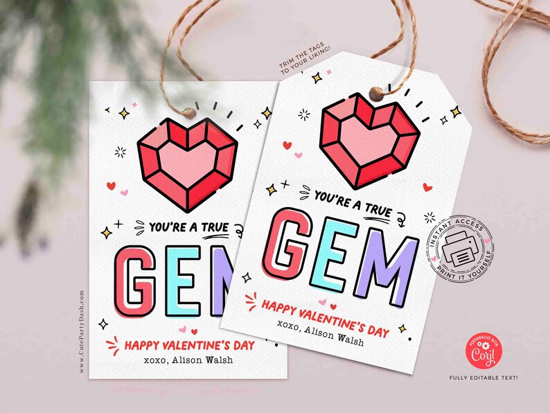 K&ouml;nnte beinhalten: Zwei Valentinstag-Geschenkanh&auml;nger mit einem roten Edelstein-Herz-Design. Auf den Anh&auml;ngern steht "You're a True Gem" und "Happy Valentine's Day". Die Anh&auml;nger sind wei&szlig; mit einer Schnur zum Aufh&auml;ngen. Das Design enth&auml;lt Herzen und Sterne.