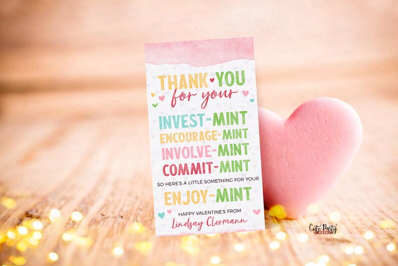 K&ouml;nnte beinhalten: Rosa und wei&szlig;e Karte mit dem Text "THANK YOU for your INVEST-MINT ENCOURAGE-MINT INVOLVE-MINT COMMIT-MINT SO HERE'S A LITTLE SOMETHING FOR YOUR ENJOY-MINT HAPPY VALENTINE'S FROM Lindsay Clermann".