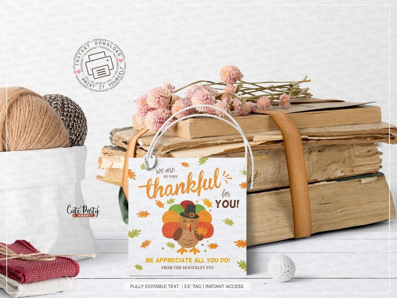 Pu&ograve; includere: Un'etichetta di ringraziamento del Ringraziamento stampabile con un tacchino dei cartoni animati che indossa un cappello e il testo "We are so very thankful for you! We appreciate all you do! From the Sewickley PTO".