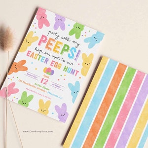 Puede incluir: Una tarjeta de invitaci&oacute;n colorida con un fondo de rayas arco&iacute;ris pastel. La tarjeta presenta una ilustraci&oacute;n de dibujos animados de caramelos de malvavisco Peeps con el texto "party with my PEEPS! hop on over to our EASTER EGG HUNT" y detalles para una b&uacute;squeda de huevos de Pascua.
