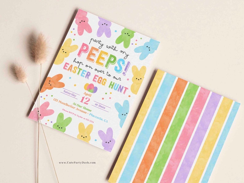 Puede incluir: Una tarjeta de invitaci&oacute;n colorida con un fondo de rayas arco&iacute;ris pastel. La tarjeta presenta una ilustraci&oacute;n de dibujos animados de caramelos de malvavisco Peeps con el texto "party with my PEEPS! hop on over to our EASTER EGG HUNT" y detalles para una b&uacute;squeda de huevos de Pascua.