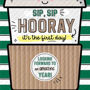 Puede incluir: Un fondo a rayas verde y blanco con una ilustraci&oacute;n de taza de caf&eacute; marr&oacute;n. La taza tiene una cara sonriente y el texto "SIP, SIP HOORAY it's the first day!" Una pegatina circular blanca en la taza dice "LOOKING FORWARD TO an amazing YEAR!" El texto "From, Name Here" est&aacute; en la parte inferior de la imagen.