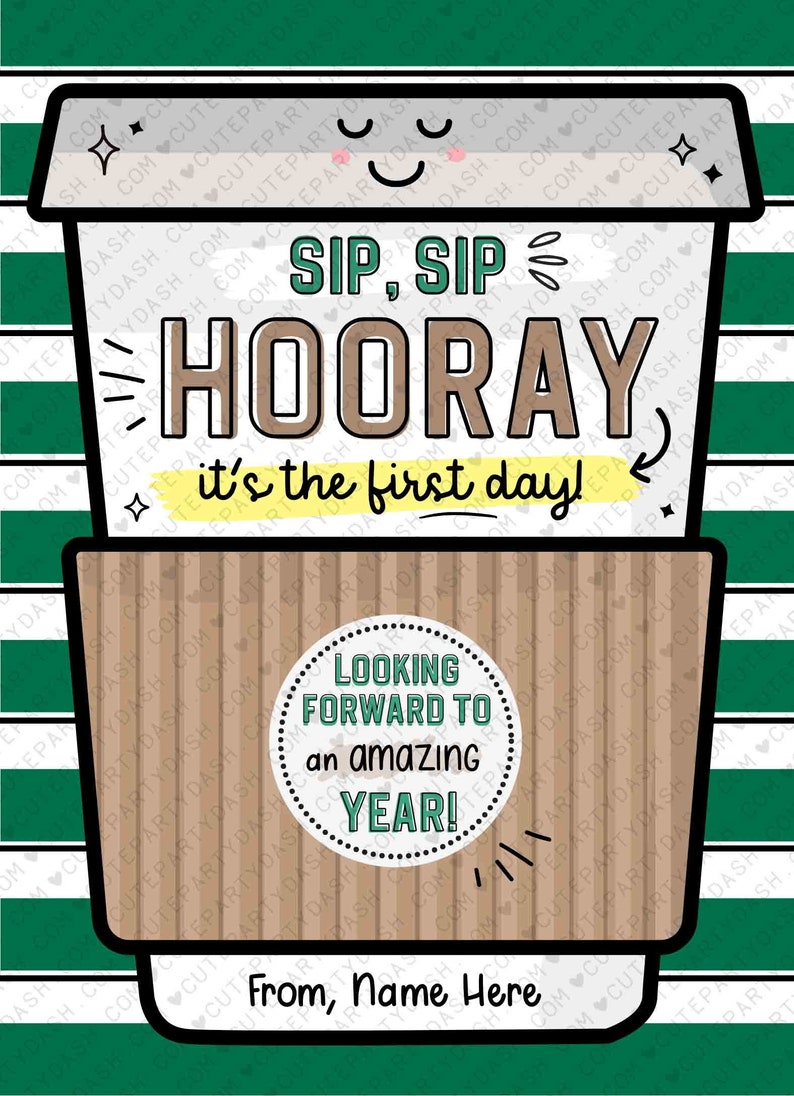 Puede incluir: Un fondo a rayas verde y blanco con una ilustraci&oacute;n de taza de caf&eacute; marr&oacute;n. La taza tiene una cara sonriente y el texto "SIP, SIP HOORAY it's the first day!" Una pegatina circular blanca en la taza dice "LOOKING FORWARD TO an amazing YEAR!" El texto "From, Name Here" est&aacute; en la parte inferior de la imagen.