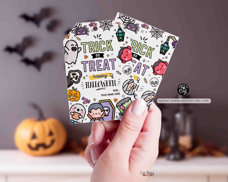 以下が含まれることがあります： かわいい漫画のデザインの印刷可能なハロウィンのトリックオアトリートタグ。タグは、幽霊、カボチャ、コウモリ、コーン菓子など、カラフルな漫画のキャラクターが描かれた白い背景を特徴としています。「トリックオアトリート」と「ハッピーハロウィーン」のテキストは、遊び心のあるフォントで書かれています。