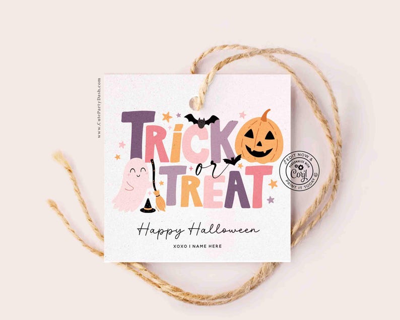 Peut inclure: Une &eacute;tiquette cadeau carr&eacute;e sur le th&egrave;me d'Halloween avec les mots "Trick or Treat" en lettres color&eacute;es. L'&eacute;tiquette pr&eacute;sente une citrouille souriante, un fant&ocirc;me et un balai de sorci&egrave;re. Les mots "Happy Halloween" et "XOXO I NAME HERE" sont &eacute;galement inclus.