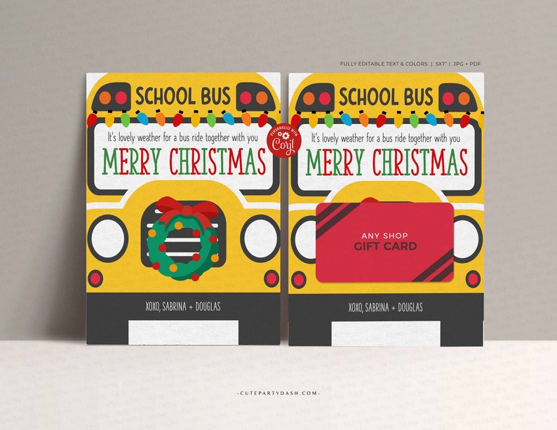 Peut inclure: Un bus scolaire jaune avec une couronne de No&euml;l rouge et verte sur le devant. Le bus porte les mots "School Bus" et "Merry Christmas". Le texte "It's lovely weather for a bus ride together with you" est &eacute;galement sur le bus. Le bus est sur un fond rouge avec les mots "Any Shop Gift Card" dessus. Le texte "XOXO, Sabrina + Douglas" est en bas de la carte.
