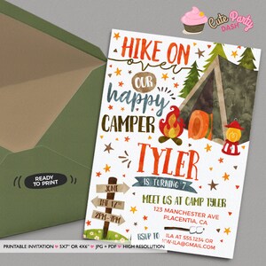 Op de afbeelding: Een printbare uitnodiging voor een verjaardagsfeest met een kampeerthema. De uitnodiging bevat een aquarel-illustratie van een tent, een kampvuur en een bord met de tekst "HIKE ON OVER OUR HAPPY CAMPER TYLER IS TURNING 7". De uitnodiging bevat ook de datum, tijd en locatie van het feest.