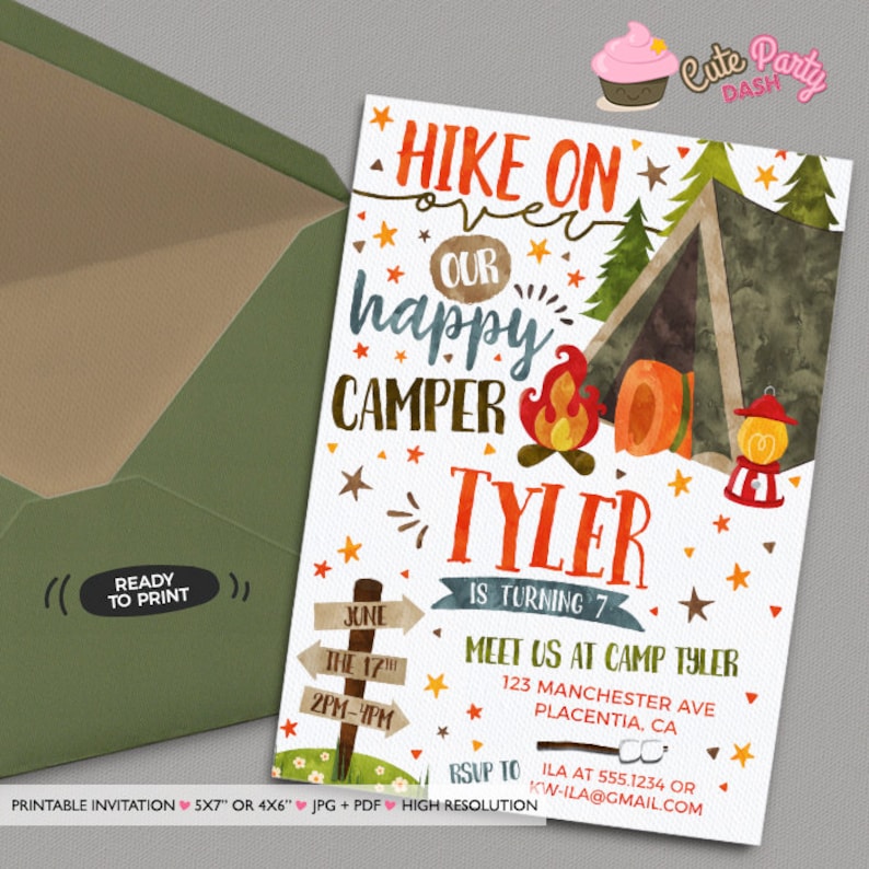 Op de afbeelding: Een printbare uitnodiging voor een verjaardagsfeest met een kampeerthema. De uitnodiging bevat een aquarel-illustratie van een tent, een kampvuur en een bord met de tekst "HIKE ON OVER OUR HAPPY CAMPER TYLER IS TURNING 7". De uitnodiging bevat ook de datum, tijd en locatie van het feest.