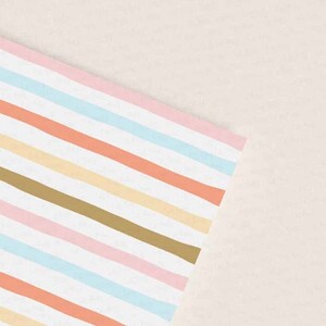 K&ouml;nnte beinhalten: Ein diagonales Muster aus bunten Streifen auf wei&szlig;em Hintergrund. Die Streifen sind rosa, hellblau, pfirsichfarben, beige und goldfarben.