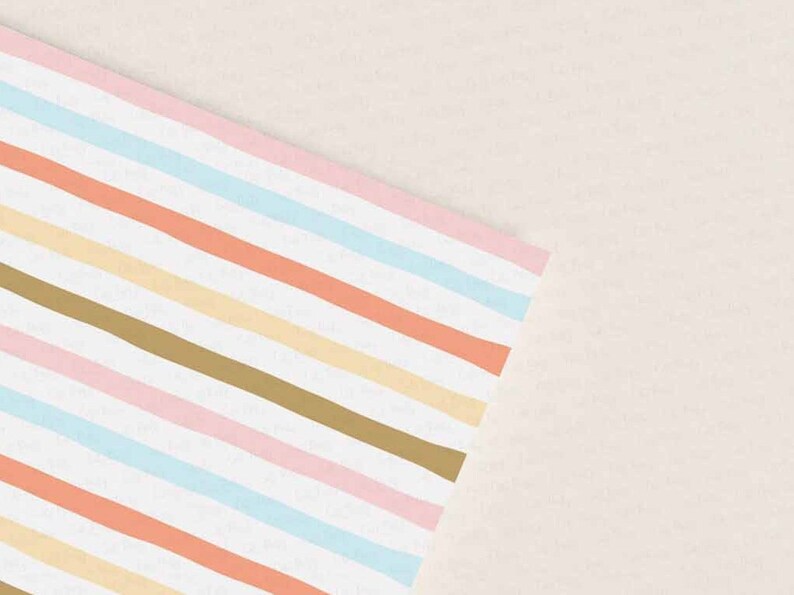 K&ouml;nnte beinhalten: Ein diagonales Muster aus bunten Streifen auf wei&szlig;em Hintergrund. Die Streifen sind rosa, hellblau, pfirsichfarben, beige und goldfarben.