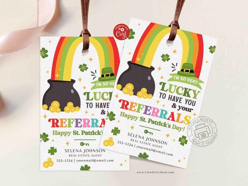 Op de afbeelding: Een printbare St. Patricks Day-verwijskaart met een regenboog, een pot met goud en klavertjes. De tekst luidt "Ik ben zo blij om je en je aanbevelingen te hebben. Gelukkig St. Patricks Day!" met een visitekaartje eronder.