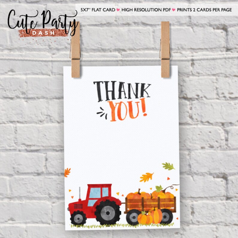 K&ouml;nnte beinhalten: Eine druckbare Dankeskarte mit einem roten Traktor, der einen Wagen voller K&uuml;rbisse zieht. Die Karte tr&auml;gt den Text "THANK YOU!" in schwarzen und orangen Buchstaben.
