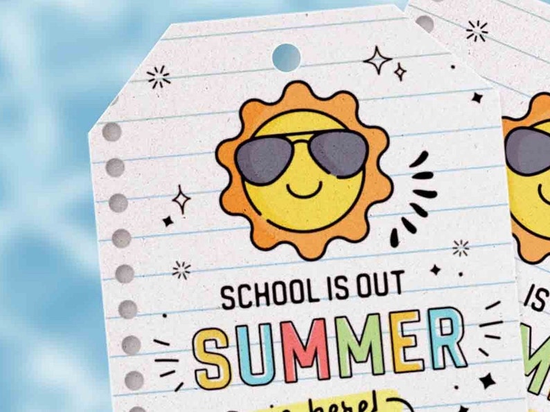 Puede incluir: Una etiqueta blanca con un sol amarillo que lleva gafas de sol y el texto "Las clases han terminado, &iexcl;es verano!" en colores arco&iacute;ris.
