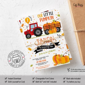 K&ouml;nnte beinhalten: Druckbare Einladung zu einer ersten Geburtstagsfeier mit Herbst-Thema. Die Einladung zeigt einen roten Traktor, der einen Wagen voller K&uuml;rbisse zieht. Der Text auf der Einladung lautet "Unser kleiner K&uuml;rbis" und "[Name] wird ein Jahr alt".