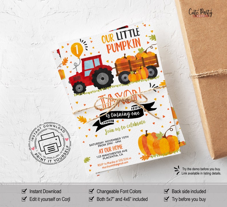 K&ouml;nnte beinhalten: Druckbare Einladung zu einer ersten Geburtstagsfeier mit Herbst-Thema. Die Einladung zeigt einen roten Traktor, der einen Wagen voller K&uuml;rbisse zieht. Der Text auf der Einladung lautet "Unser kleiner K&uuml;rbis" und "[Name] wird ein Jahr alt".