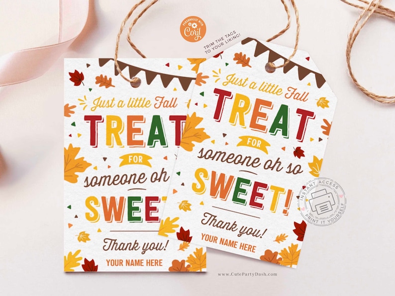 Pu&ograve; includere: Due etichette regalo stampabili a tema autunnale con il testo "Just a little fall treat for someone oh so sweet! Thank you!" e uno spazio per un nome. Le etichette presentano foglie autunnali colorate e coriandoli.