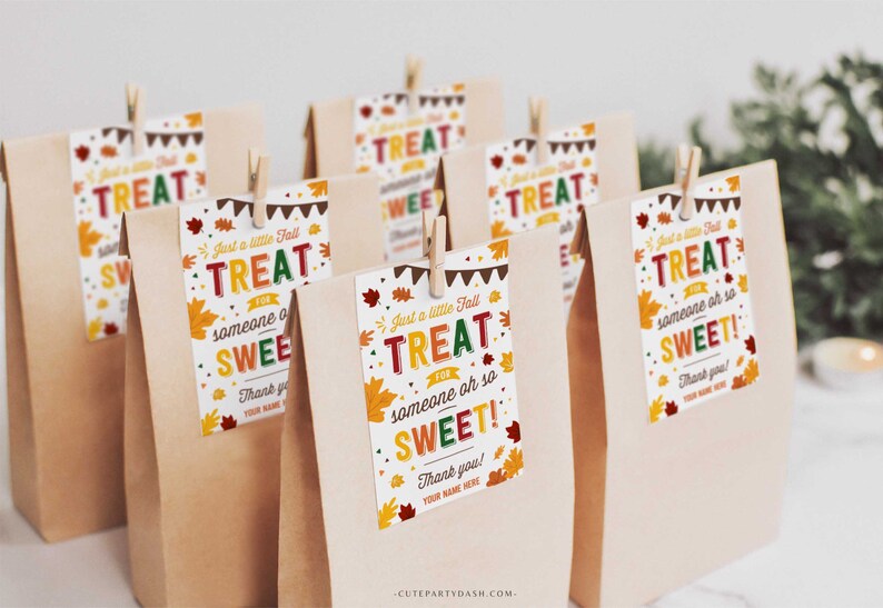 Pu&ograve; includere: Un set di sacchetti di carta marrone con etichette regalo autunnali colorate che dicono "Just a little Fall Treat for someone or so SWEET!"  Grazie! Il tuo nome qui.