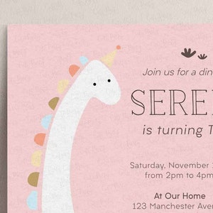 K&ouml;nnte beinhalten: Rosafarbene Dinosaurier-Geburtstagseinladung mit einer wei&szlig;en Dinosaurier-Illustration und dem Text "Join us for a dino party Serena is turning THREE Saturday, November 15th from 2pm to 4pm At Our Home 123 Manchester Avenue"