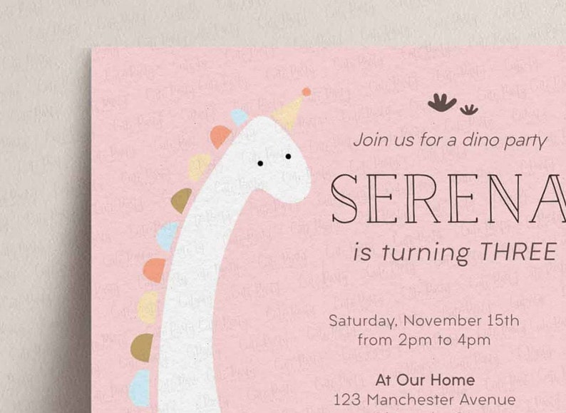 K&ouml;nnte beinhalten: Rosafarbene Dinosaurier-Geburtstagseinladung mit einer wei&szlig;en Dinosaurier-Illustration und dem Text "Join us for a dino party Serena is turning THREE Saturday, November 15th from 2pm to 4pm At Our Home 123 Manchester Avenue"