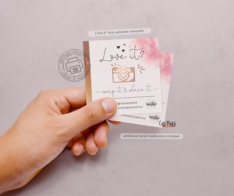Pu&ograve; includere: Una carta stampabile rosa e bianca con il testo "Love it?" e un'icona della fotocamera. Il testo "snap it & share it" &egrave; sotto l'icona della fotocamera. Il testo "@YOURSHOP #YOURHASHTAG #TOURHASHTAG" &egrave; sotto il testo "snap it & share it".