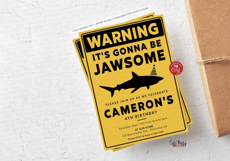 Puede incluir: Invitaci&oacute;n de fiesta de cumplea&ntilde;os amarilla y negra con un tibur&oacute;n que lleva un gorro de fiesta. El texto dice "Advertencia Va a ser Jawsome" y "Cameron's 4th Birthday".