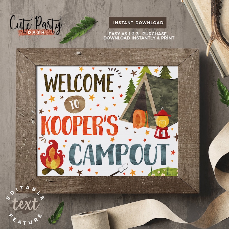 Op de afbeelding: Een printbaar welkomsbord voor een campingthemafeest. Het bord heeft een aquarel-illustratie van een tent, een kampvuur en een lantaarn. De tekst op het bord luidt "Welkom bij Kooopers Campout".