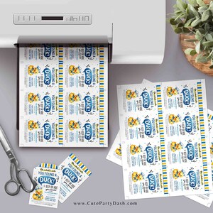 K&ouml;nnte beinhalten: Ein Blatt bedruckbarer Party-Geschenk-Etiketten mit einer gelben Gummiente, die einen blauen Matrosenhut tr&auml;gt, und dem Text "You Found a Duck! Keep it or trade!" auf jedem Etikett.