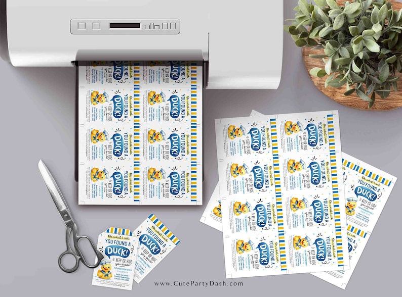 K&ouml;nnte beinhalten: Ein Blatt bedruckbarer Party-Geschenk-Etiketten mit einer gelben Gummiente, die einen blauen Matrosenhut tr&auml;gt, und dem Text "You Found a Duck! Keep it or trade!" auf jedem Etikett.