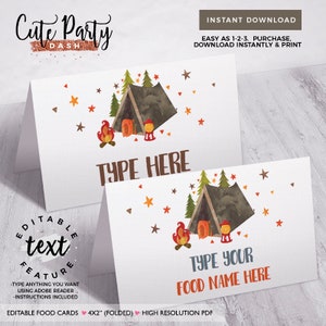 Op de afbeelding: Bewerkbare voedselkaartjes met een kampeerthema. De kaartjes bevatten een cartoonillustratie van een tent, een kampvuur en sterren. De tekst "Type Here" en "Type Your Food Name Here" staat op de kaartjes. De kaartjes zijn 4x2 inch wanneer ze gevouwen zijn.