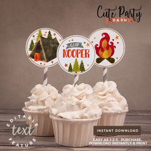 Op de afbeelding: Drie ronde cupcake-toppers met een kampeerthema. De toppers tonen een tent, een kampvuur en een groen bos met de tekst "CAMP KOOPER".