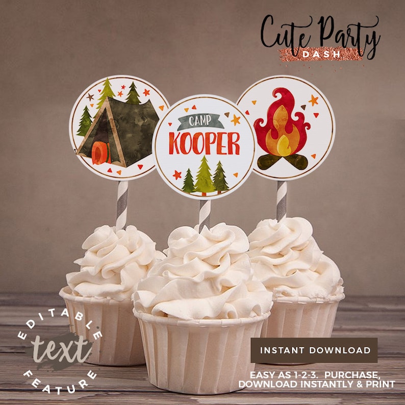 Op de afbeelding: Drie ronde cupcake-toppers met een kampeerthema. De toppers tonen een tent, een kampvuur en een groen bos met de tekst "CAMP KOOPER".