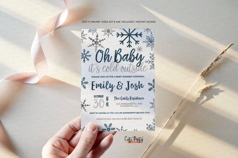 Puede incluir: Una invitaci&oacute;n de baby shower blanca con copos de nieve azules y plateados. El texto dice "Oh Baby it's cold outside" e incluye los nombres "Emily & Josh" y la fecha "December 30".