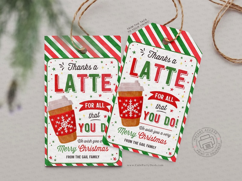 Pu&ograve; includere: Due etichette regalo a strisce rosse e verdi a tema natalizio. Le etichette presentano una tazza di caff&egrave; con un fiocco di neve e il testo "Thanks a Latte for all that you do! We wish you a very Merry Christmas from the Gail Family".