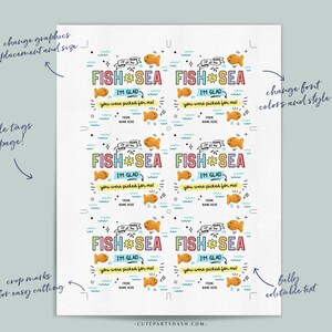 Op de afbeelding: Downloadbare digitale print van vier kleurrijke "Fish Sea I'm Glad You Were Picked For Me!" cadeaulabels. De labels hebben een vis- en zonafbeelding met een witte achtergrond. De tekst is bewerkbaar en kan worden aangepast met verschillende lettertypen, kleuren en formaten.