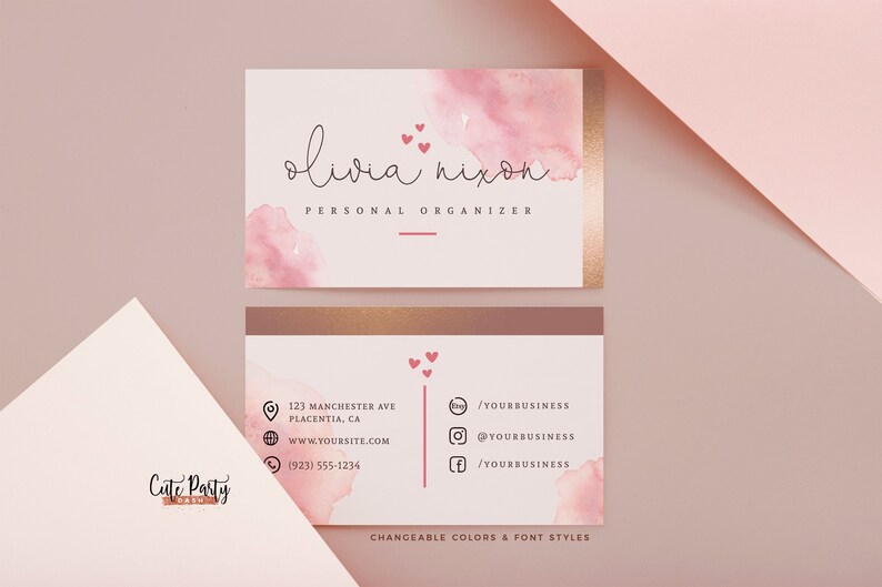 Pu&ograve; includere: Un biglietto da visita rosa e bianco con un design ad acquerello e dettagli dorati. Il biglietto presenta il nome "olivia nixon" e il titolo "PERSONAL ORGANIZER". Il retro del biglietto include informazioni di contatto, come un indirizzo, un sito web, un numero di telefono e gli account dei social media.