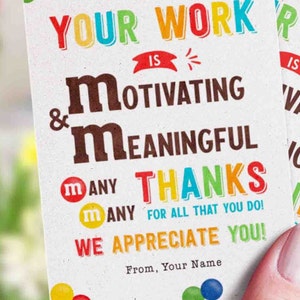 Op de afbeelding: Twee witte kaarten met kleurrijke tekst. De kaarten luiden: "UW WERK IS MOTIVEREND & BETEKENISVOL. VEEL DANK VOOR ALLES WAT U DOET! WIJ WAARDEREN U!" De kaarten hebben een kleurrijk ontwerp met een handgeschreven lettertype.