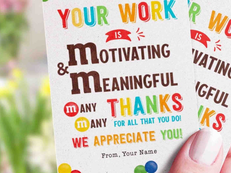 Op de afbeelding: Twee witte kaarten met kleurrijke tekst. De kaarten luiden: "UW WERK IS MOTIVEREND & BETEKENISVOL. VEEL DANK VOOR ALLES WAT U DOET! WIJ WAARDEREN U!" De kaarten hebben een kleurrijk ontwerp met een handgeschreven lettertype.
