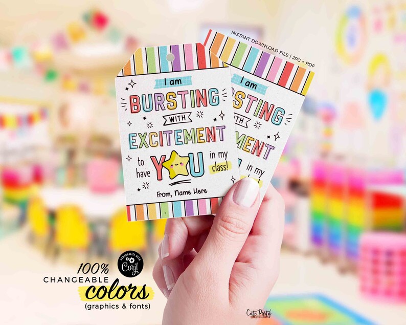 Op de afbeelding: Printbare cadeaulabels voor leerkrachten met een regenboogkleurige gestreepte achtergrond. De labels zeggen "Ik zit vol enthousiasme om je in mijn klas te hebben!" met een gele ster met een smiley. De tekst "Van, Naam hier" staat onderaan het label.