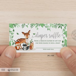 Op de afbeelding: Een groene en witte printbare luierspelkaart met een schattige illustratie van een hert, vos, wasbeer en uil. De tekst luidt "luierspel" en "Breng een pak luiers van elke maat mee voor je kans om een prijs te winnen!"