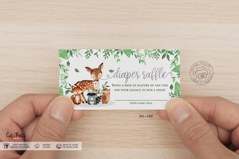 Op de afbeelding: Een groene en witte printbare luierspelkaart met een schattige illustratie van een hert, vos, wasbeer en uil. De tekst luidt "luierspel" en "Breng een pak luiers van elke maat mee voor je kans om een prijs te winnen!"